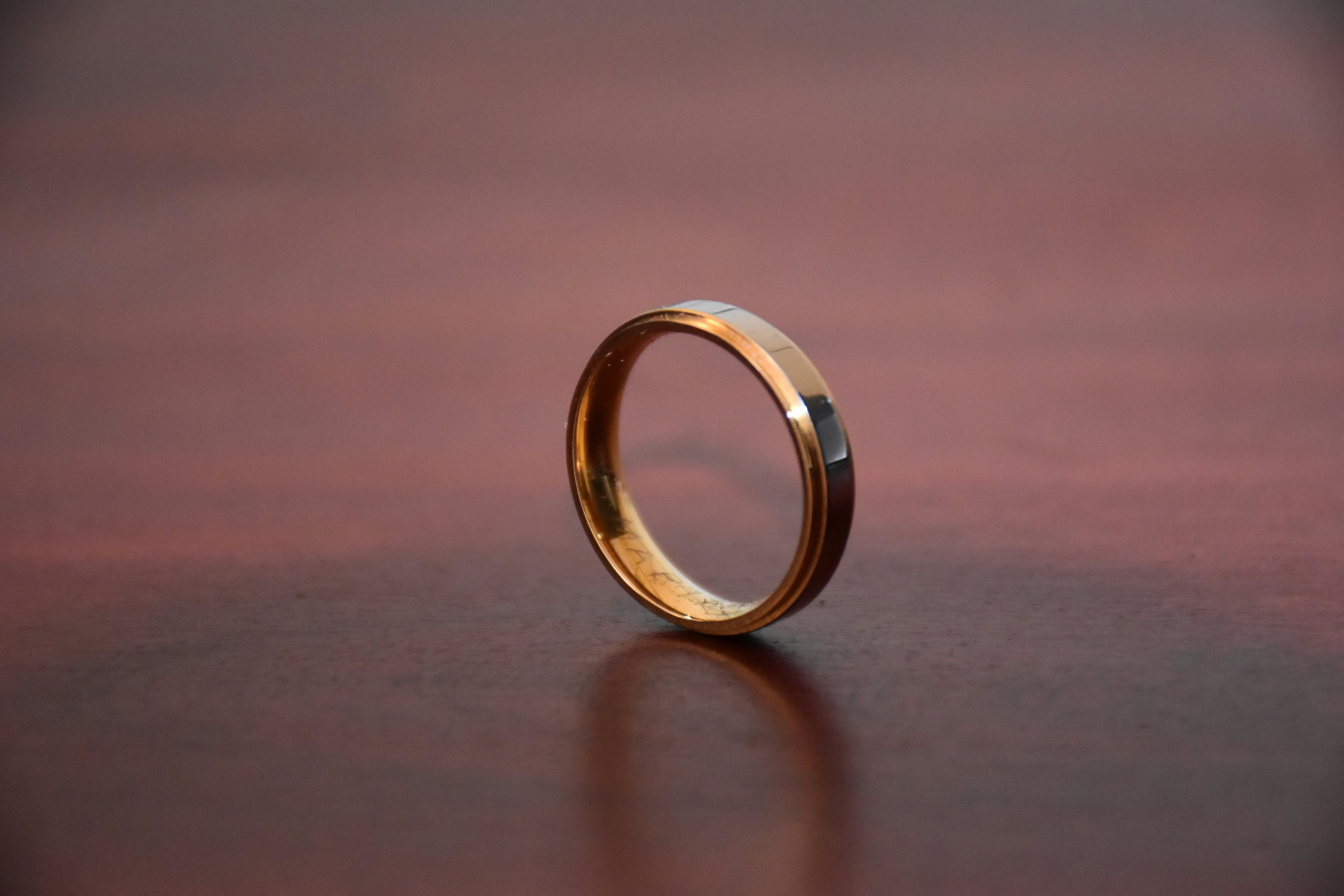 Кольцо оказалось золотым. Необычные обручальные кольца. Обручальные кольца картинки. Обручальные кольца с маленьким диаметром. Кольцо из Властелина колец.