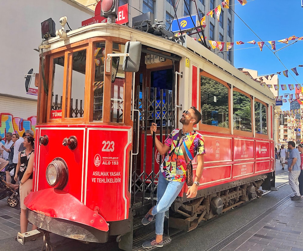 Tren rojo y blanco en las vías del tren durante el día