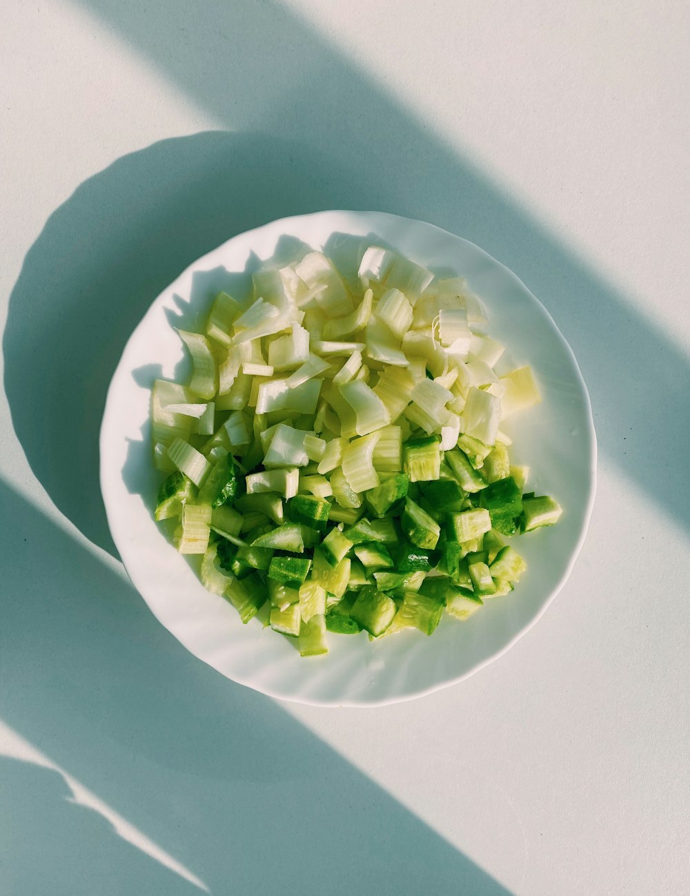 Légume vert sur assiette en céramique blanche