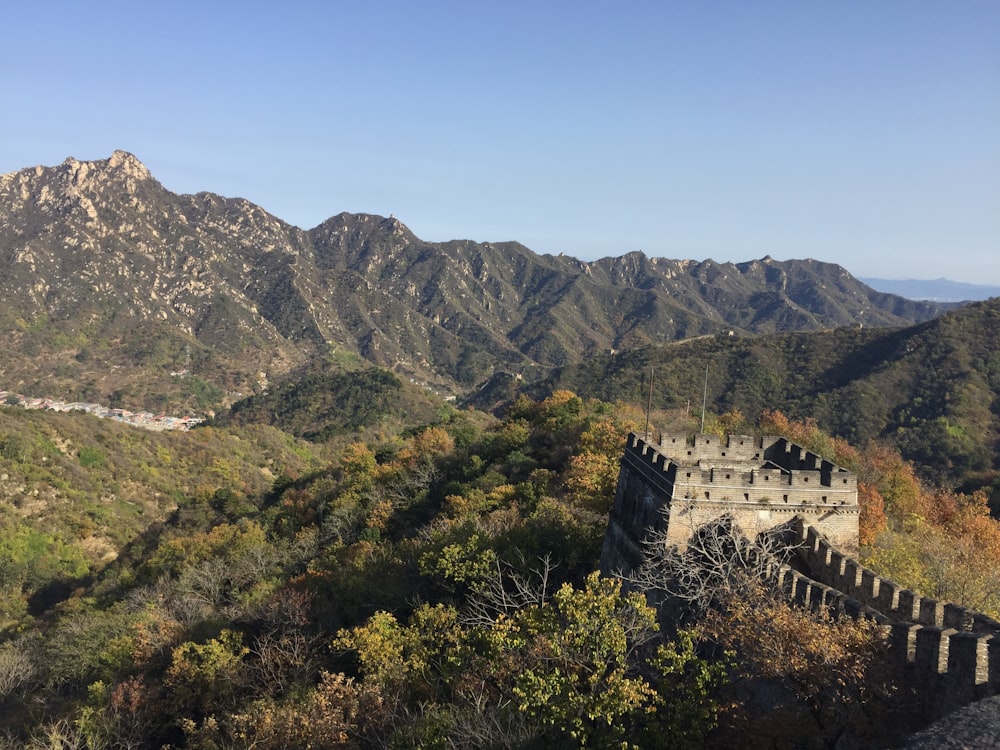 Edificio de hormigón marrón en la cima de la montaña durante el día