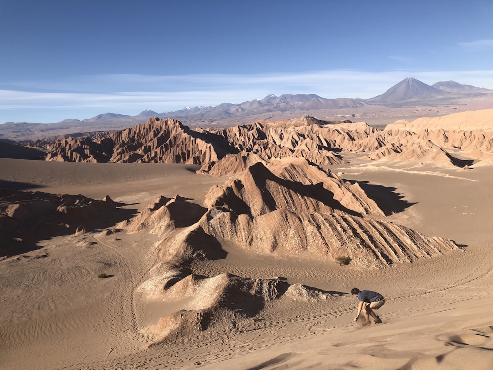 Persona montando camello en el desierto durante el día