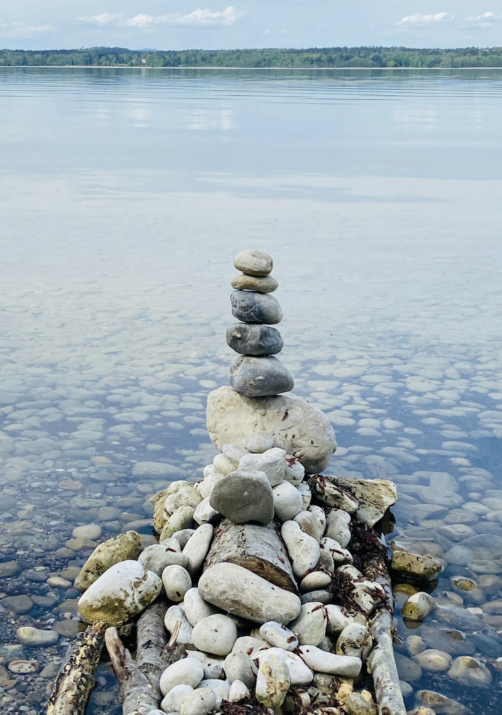 roches grises et brunes sur le plan d’eau pendant la journée