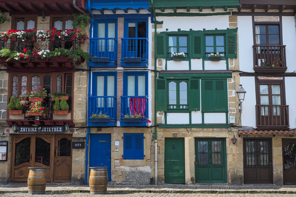 porta de madeira azul no edifício de concreto cinzento