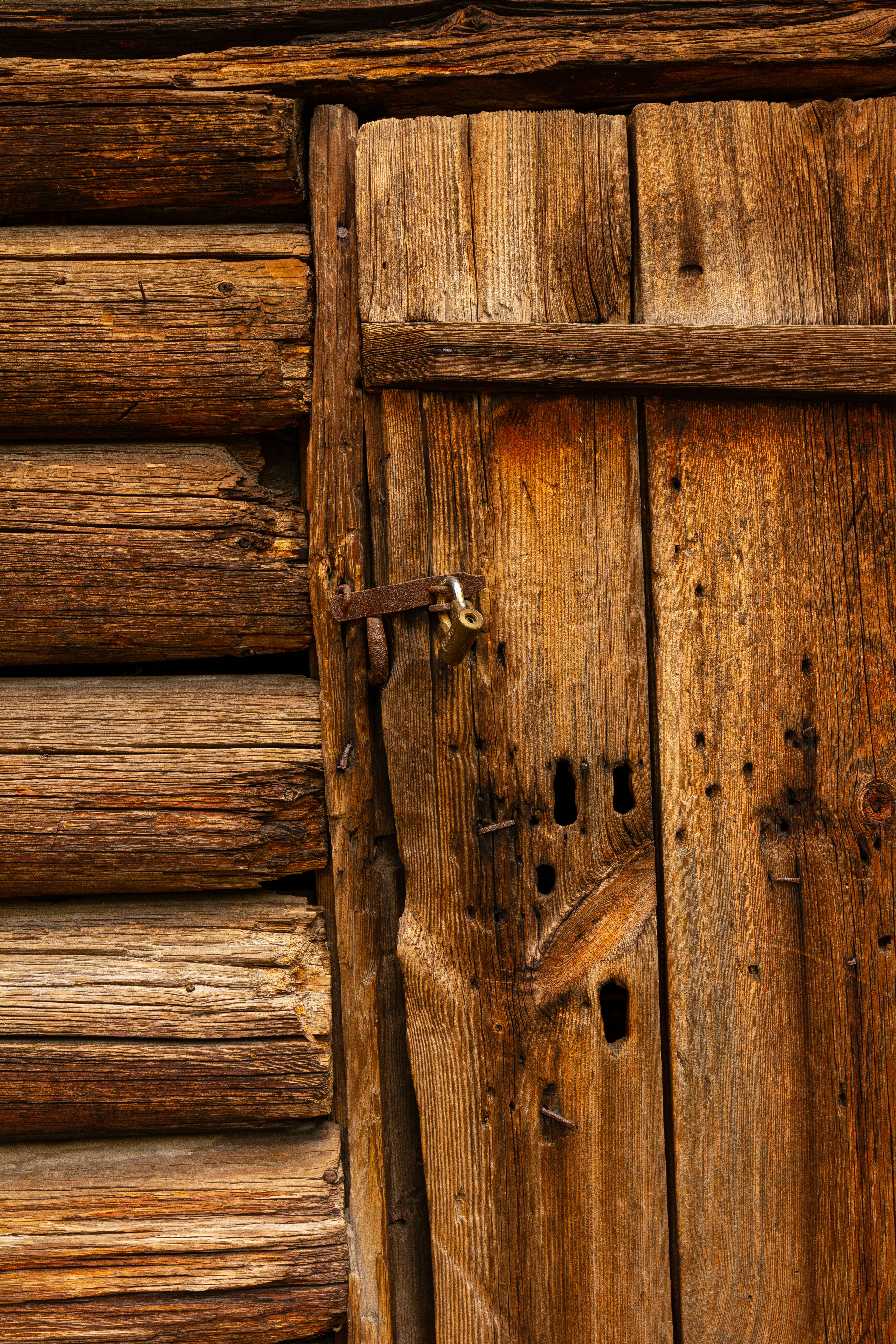 rustic wood closet, wallpaper, Farmhouse Walk-in Closet: Furniture & Arrangement Ideas 5