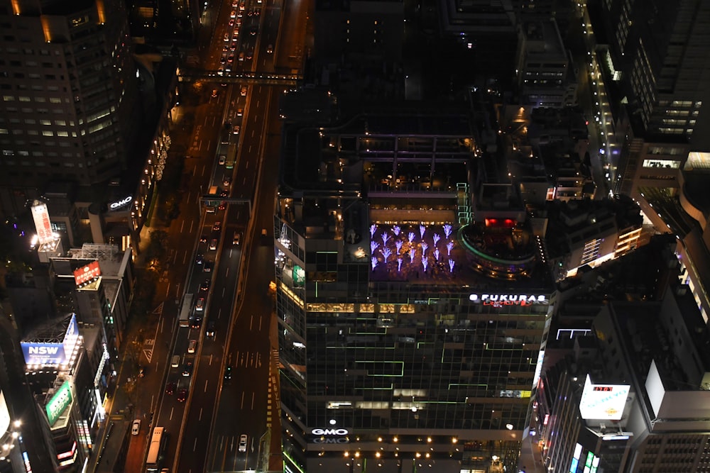 夜間の都市ビルの空中写真