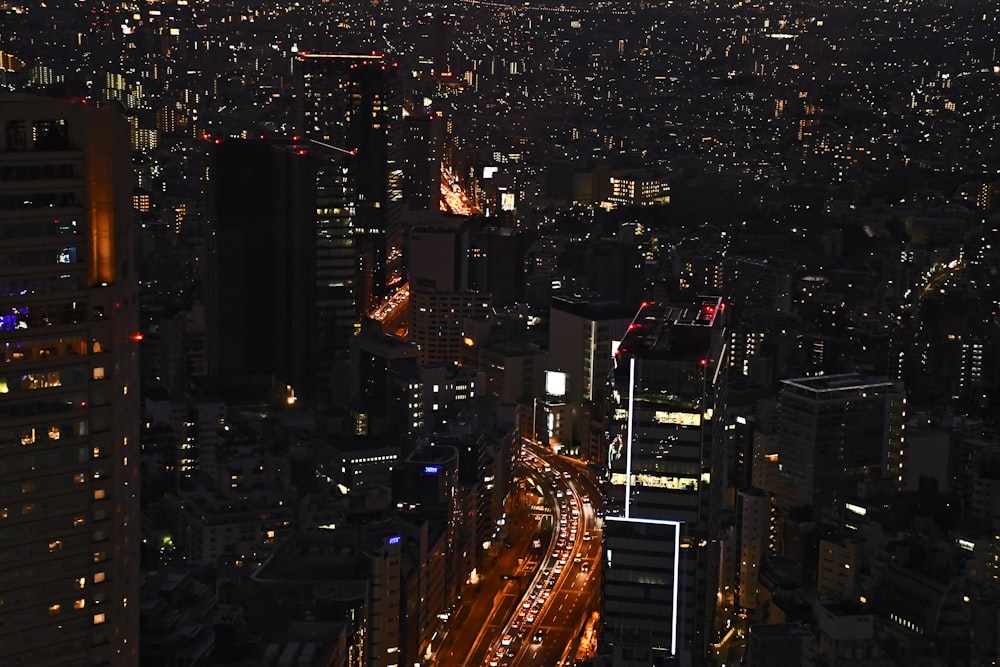 夜間の都市ビルの空中写真