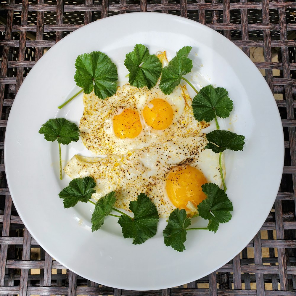 un plato blanco cubierto con huevos y perejil