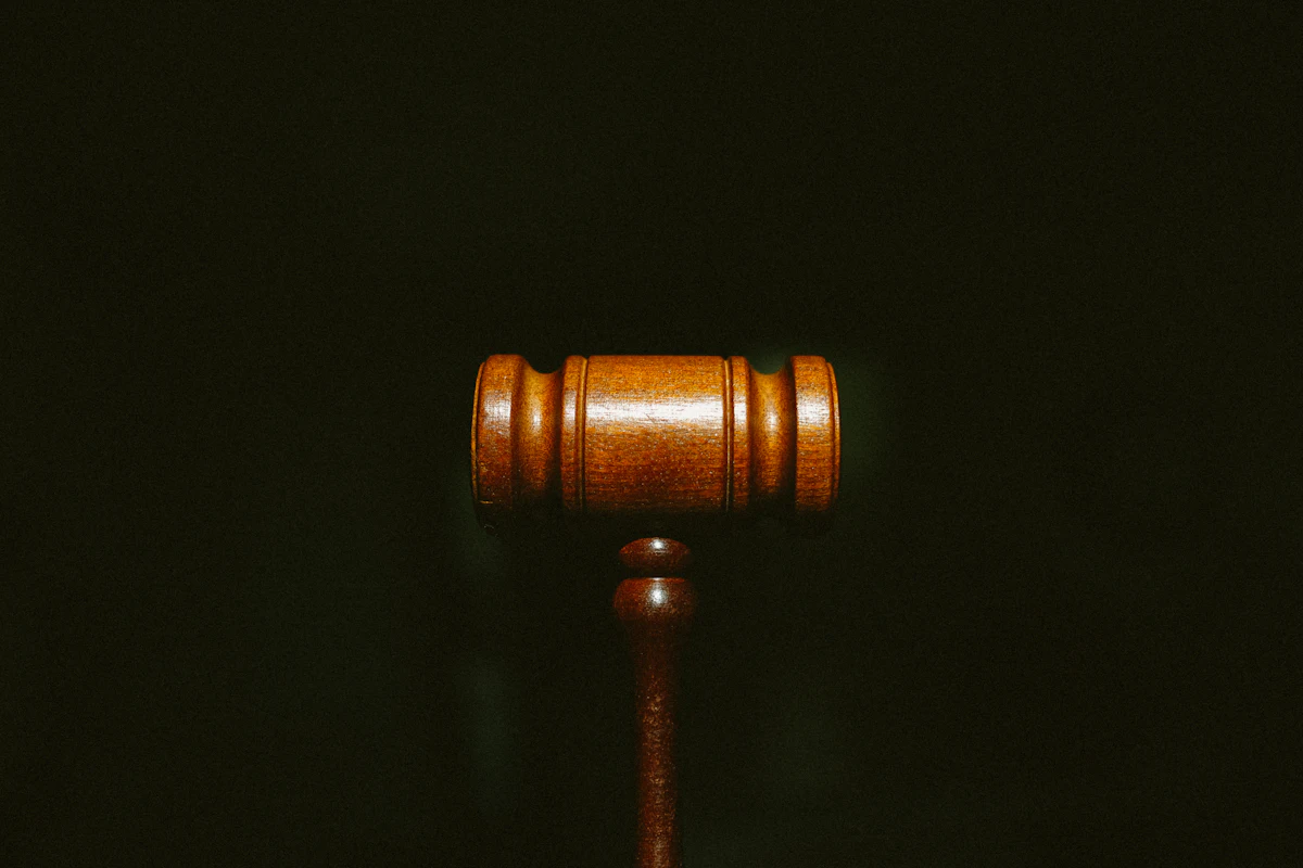 Martillo de juez sobre fondo oscuro