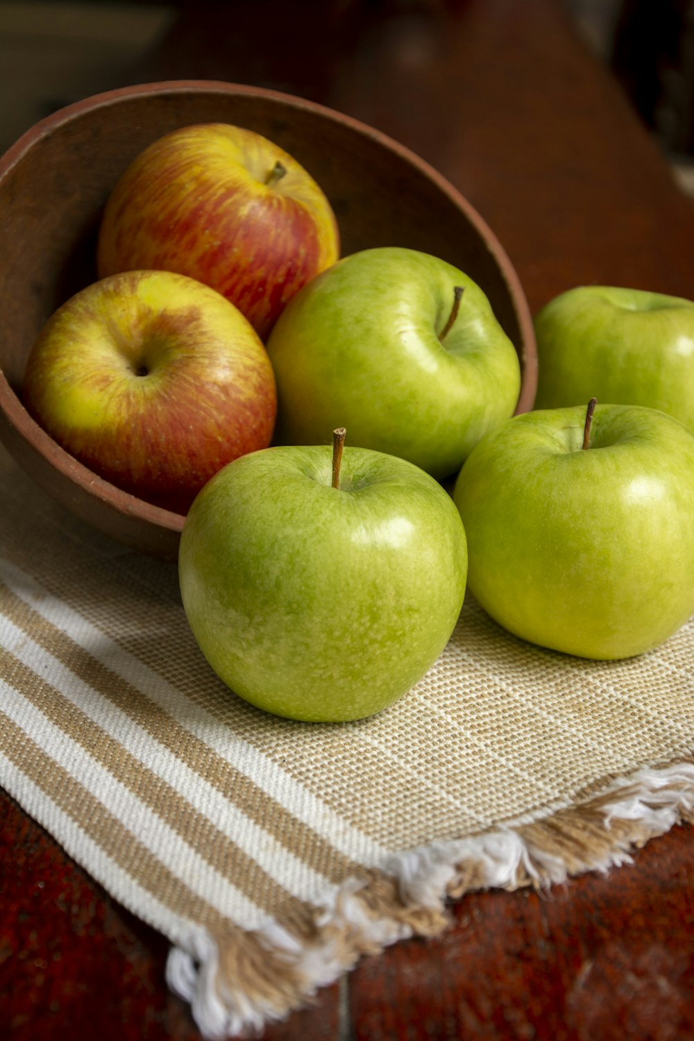 manzana verde sobre mantel blanco