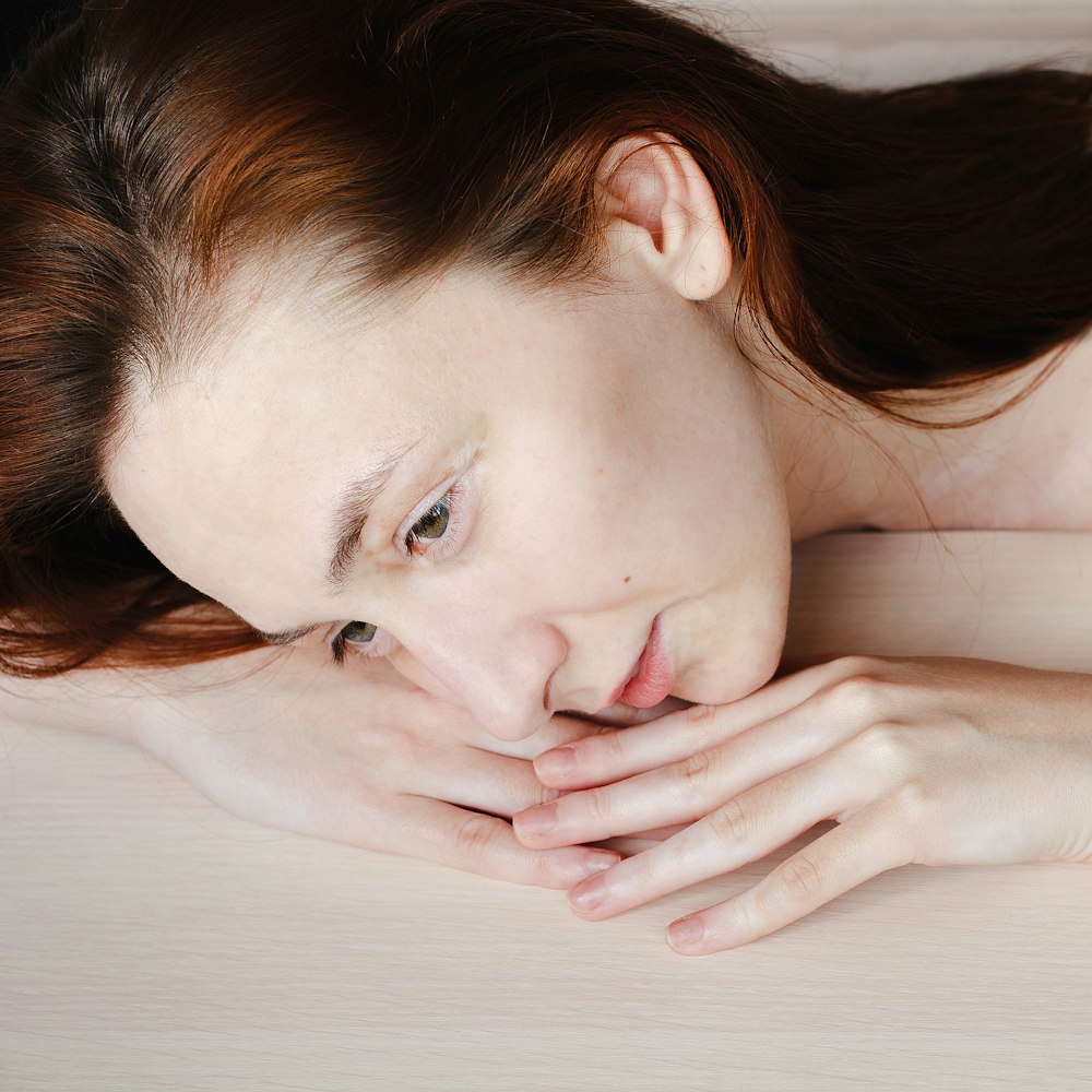 femme couchée sur un lit blanc