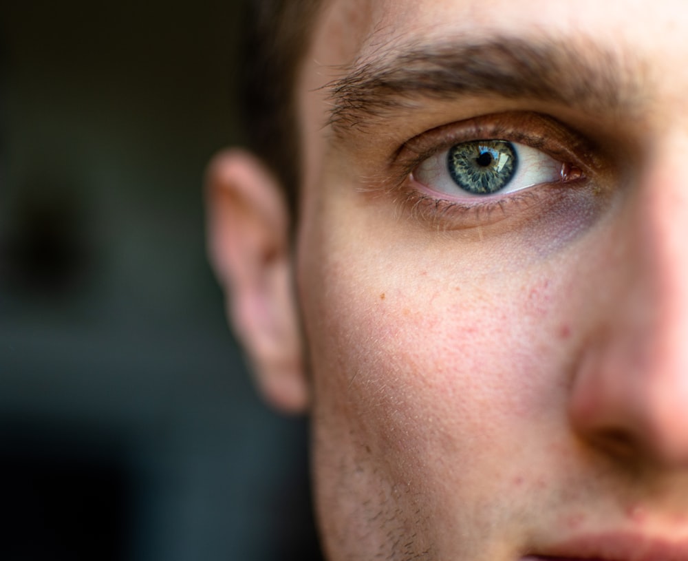 mans face in close up photography