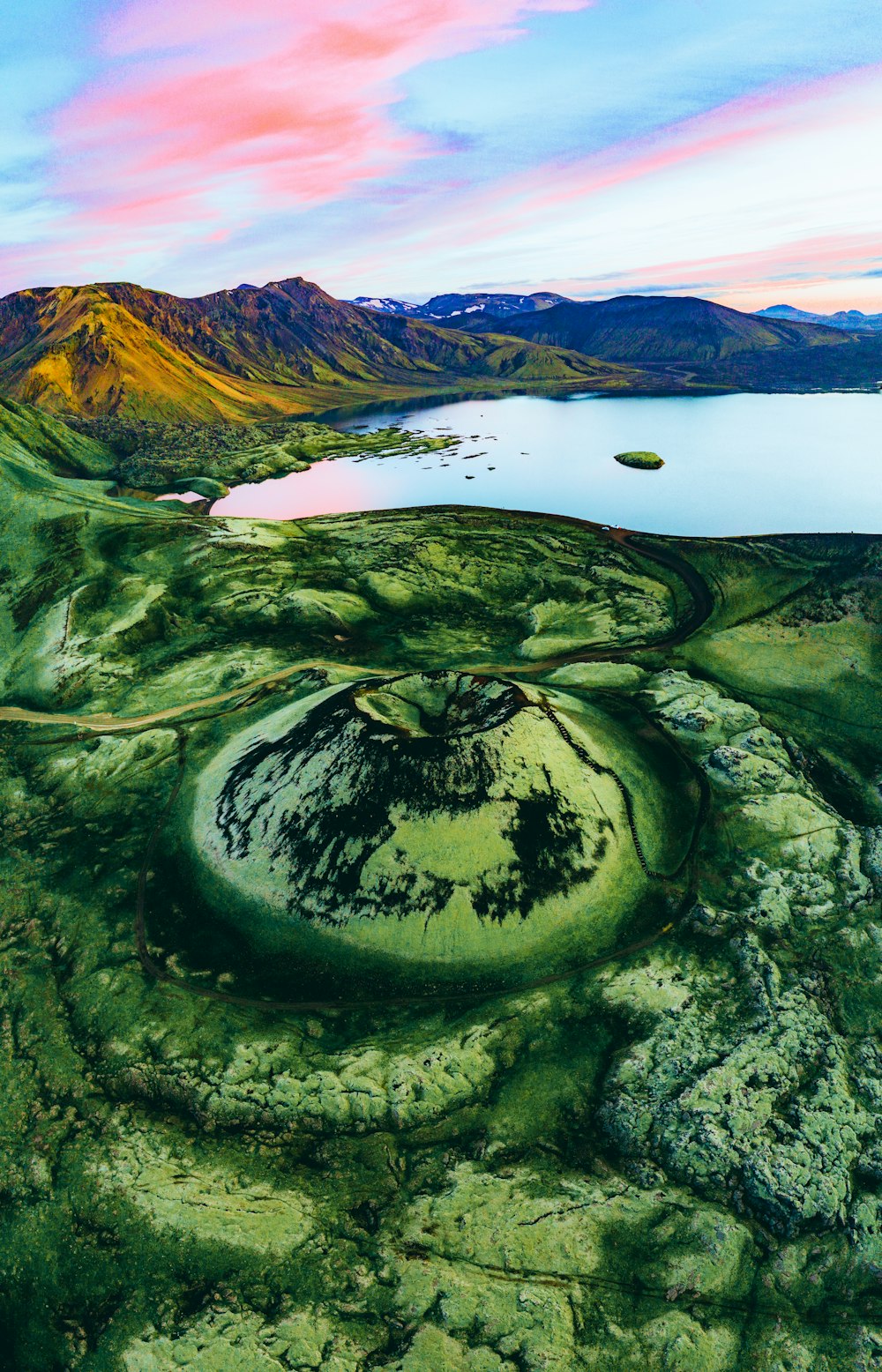 Montaña verde cerca del lago durante el día