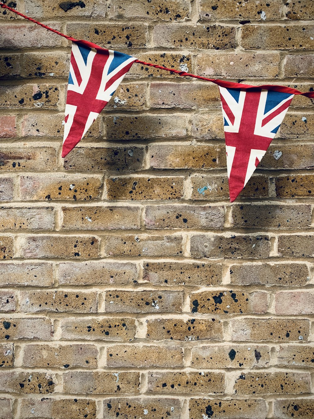 drapeau étoile rouge et blanc sur mur de briques brunes