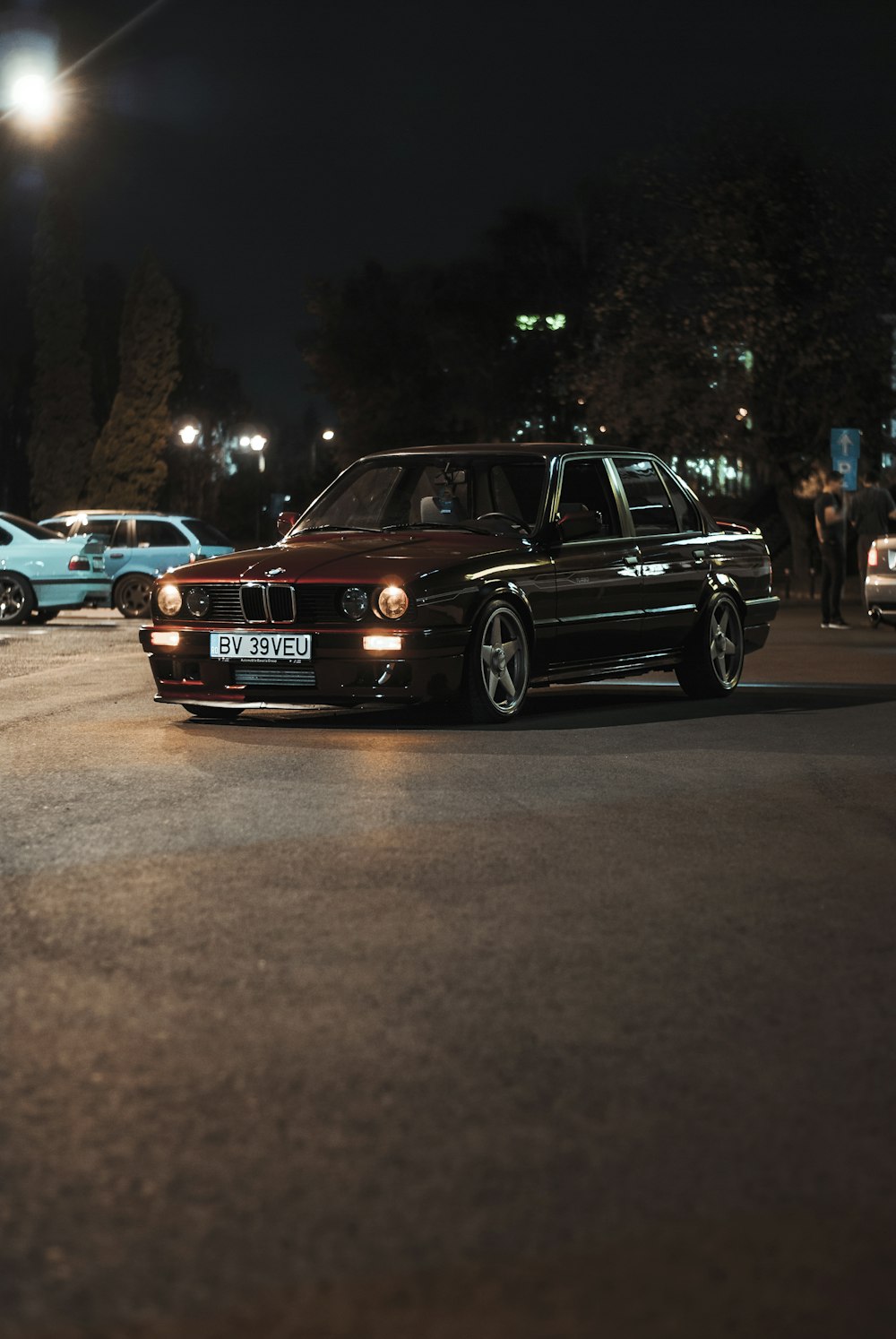 BMW M 3 nera su strada durante il giorno