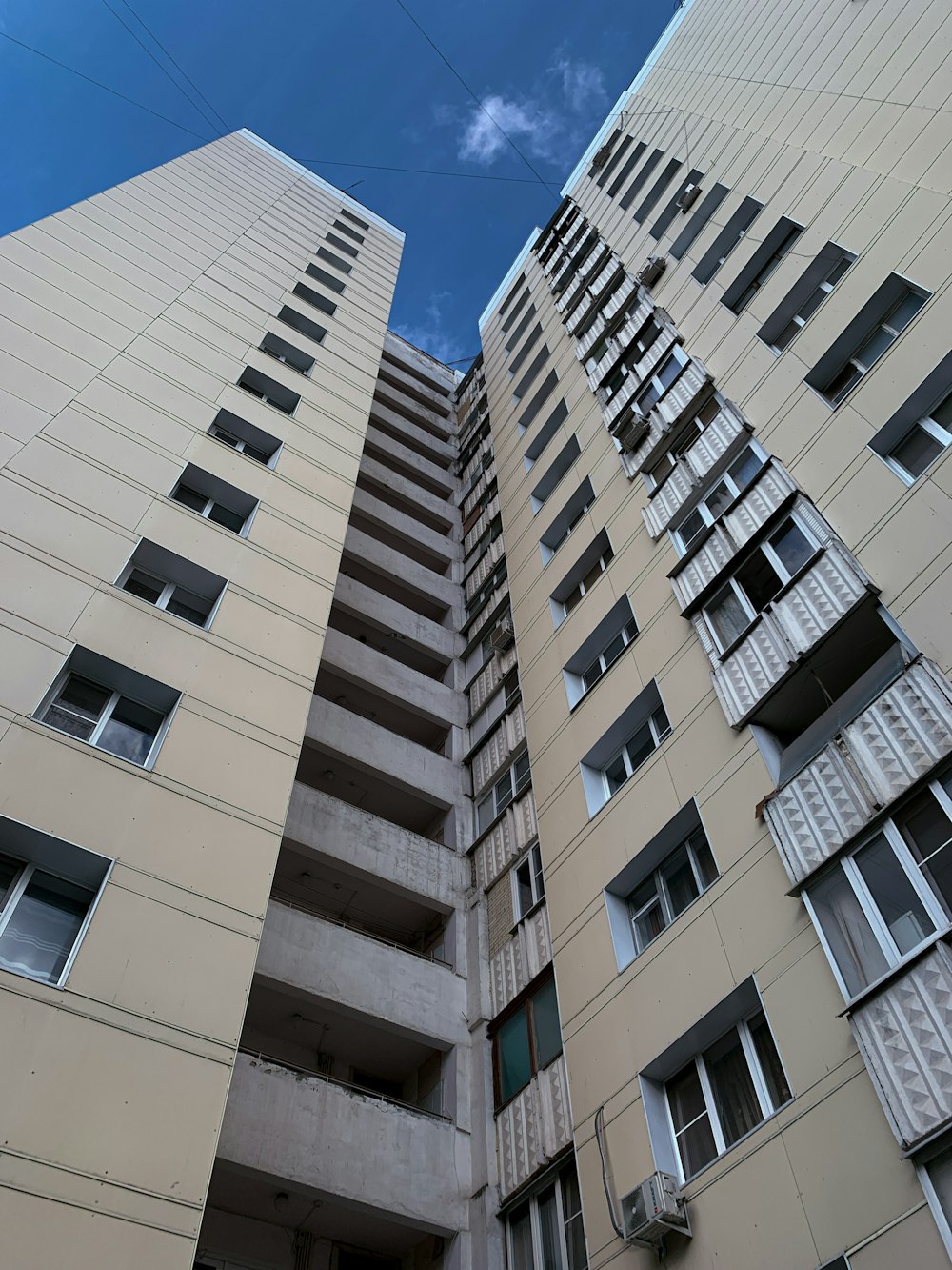 Edificio de hormigón blanco y marrón