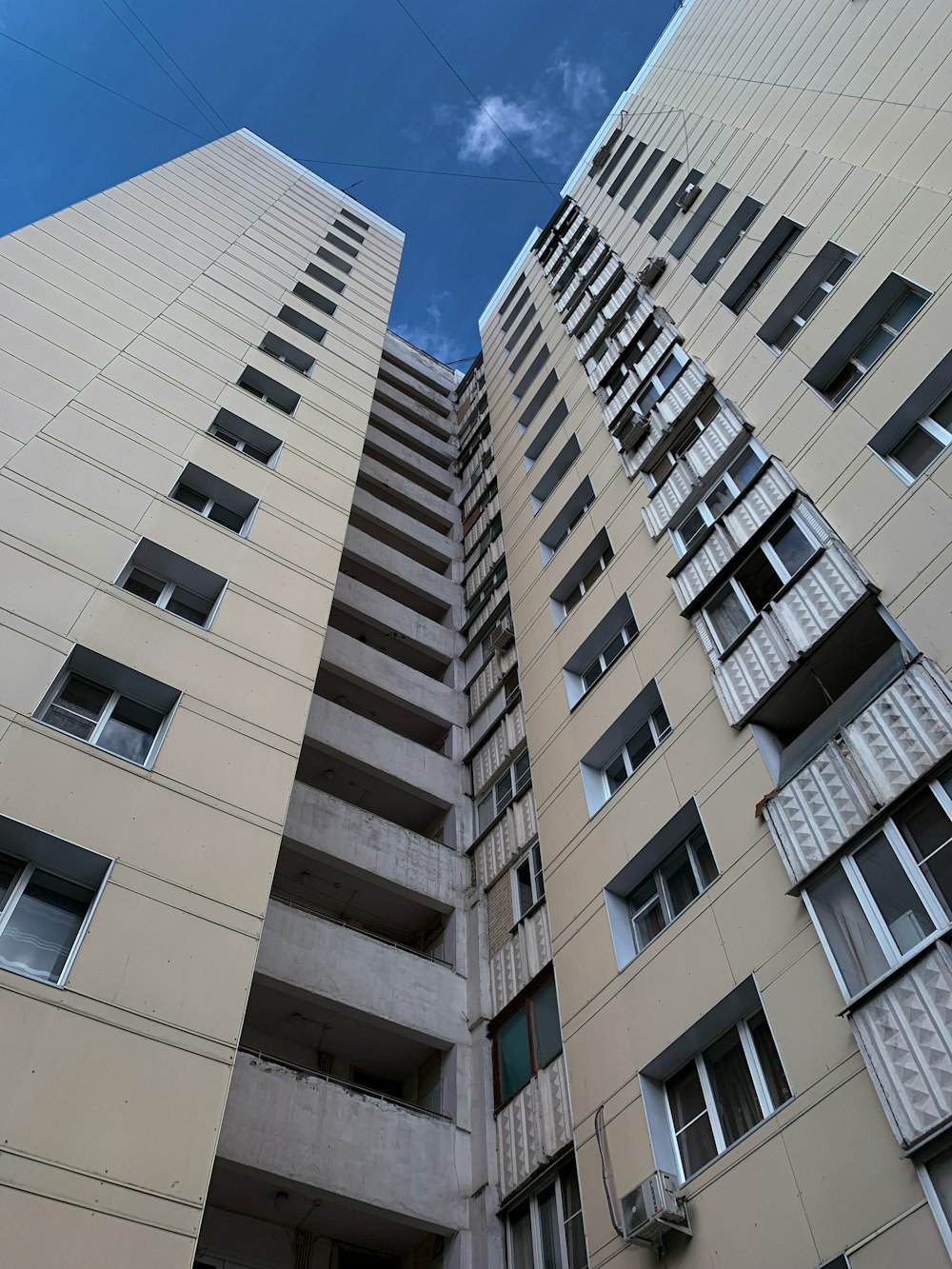 Gebäude aus weißem und braunem Beton