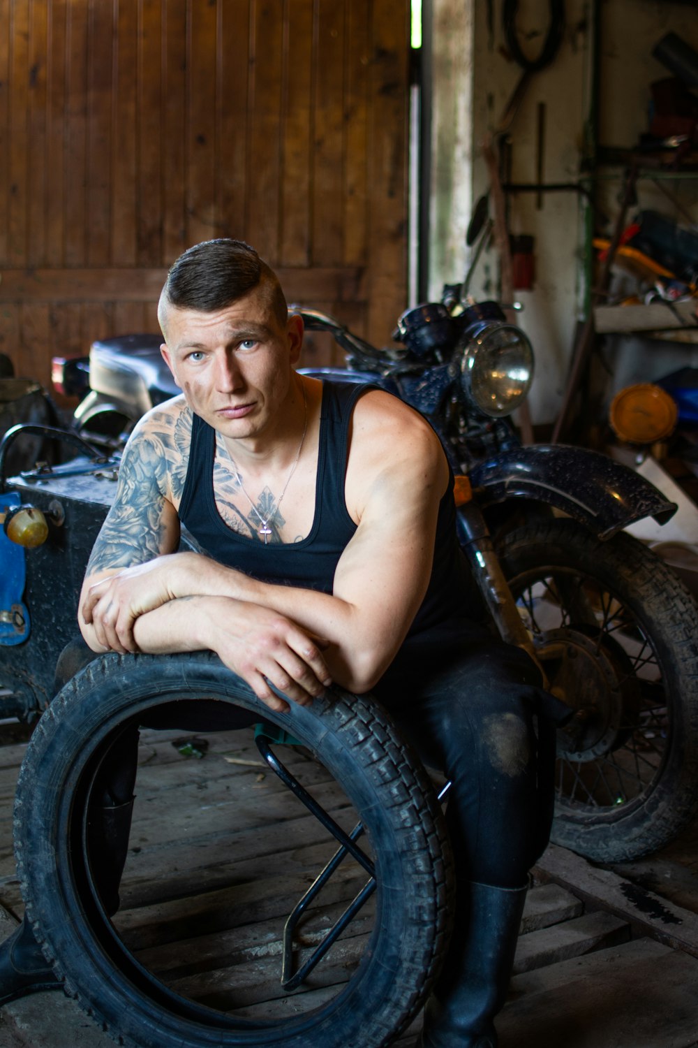 Mann in schwarzem Tanktop sitzt auf Motorrad