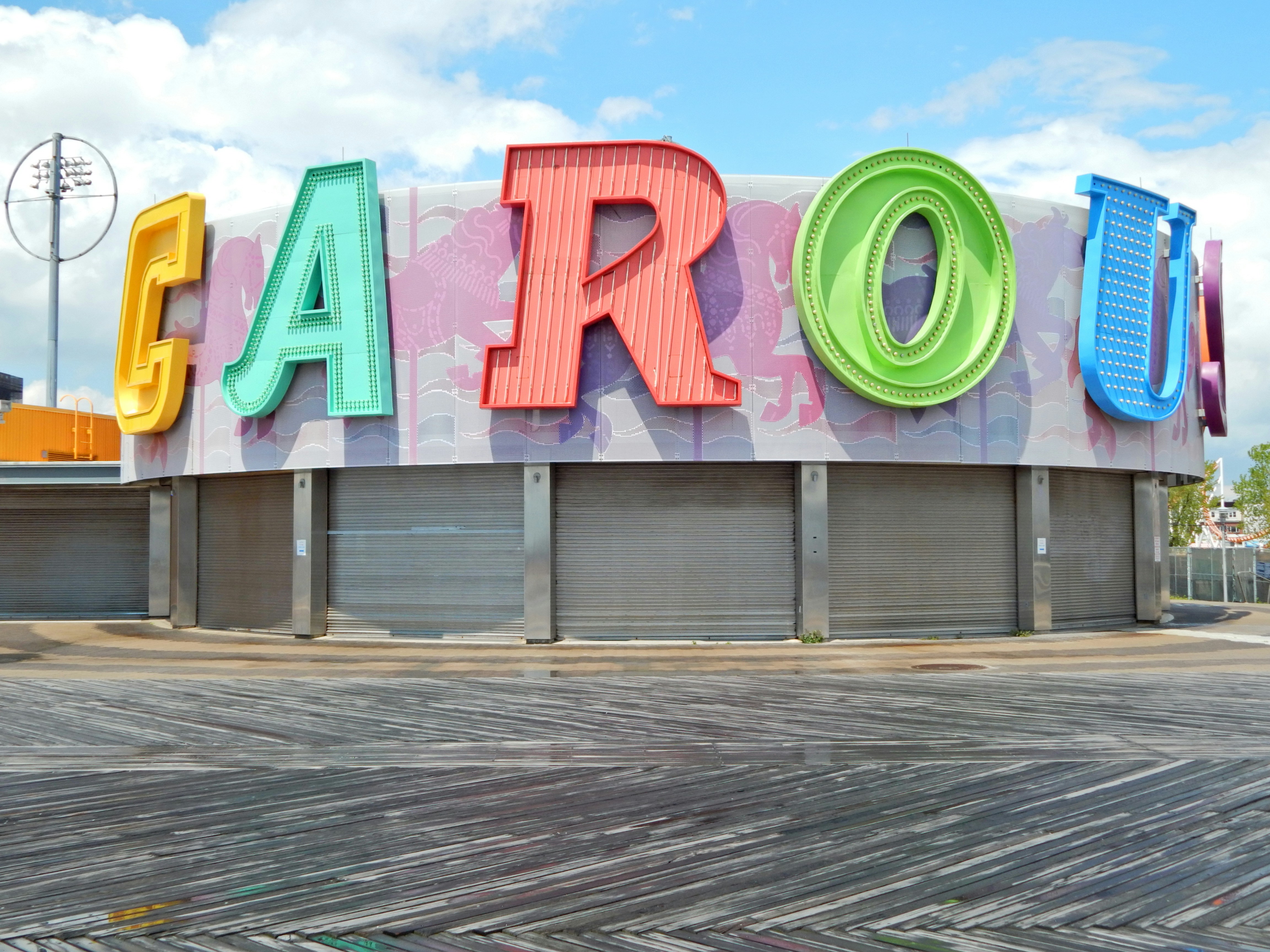 Caraquet garde son néon, mais à quel prix