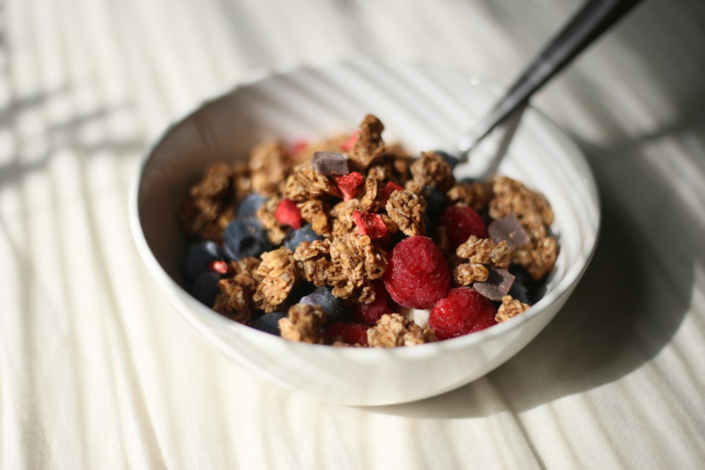 cereales marrones en bol de cerámica blanca