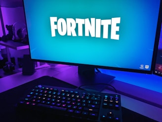 écran d'ordinateur avec fortnite