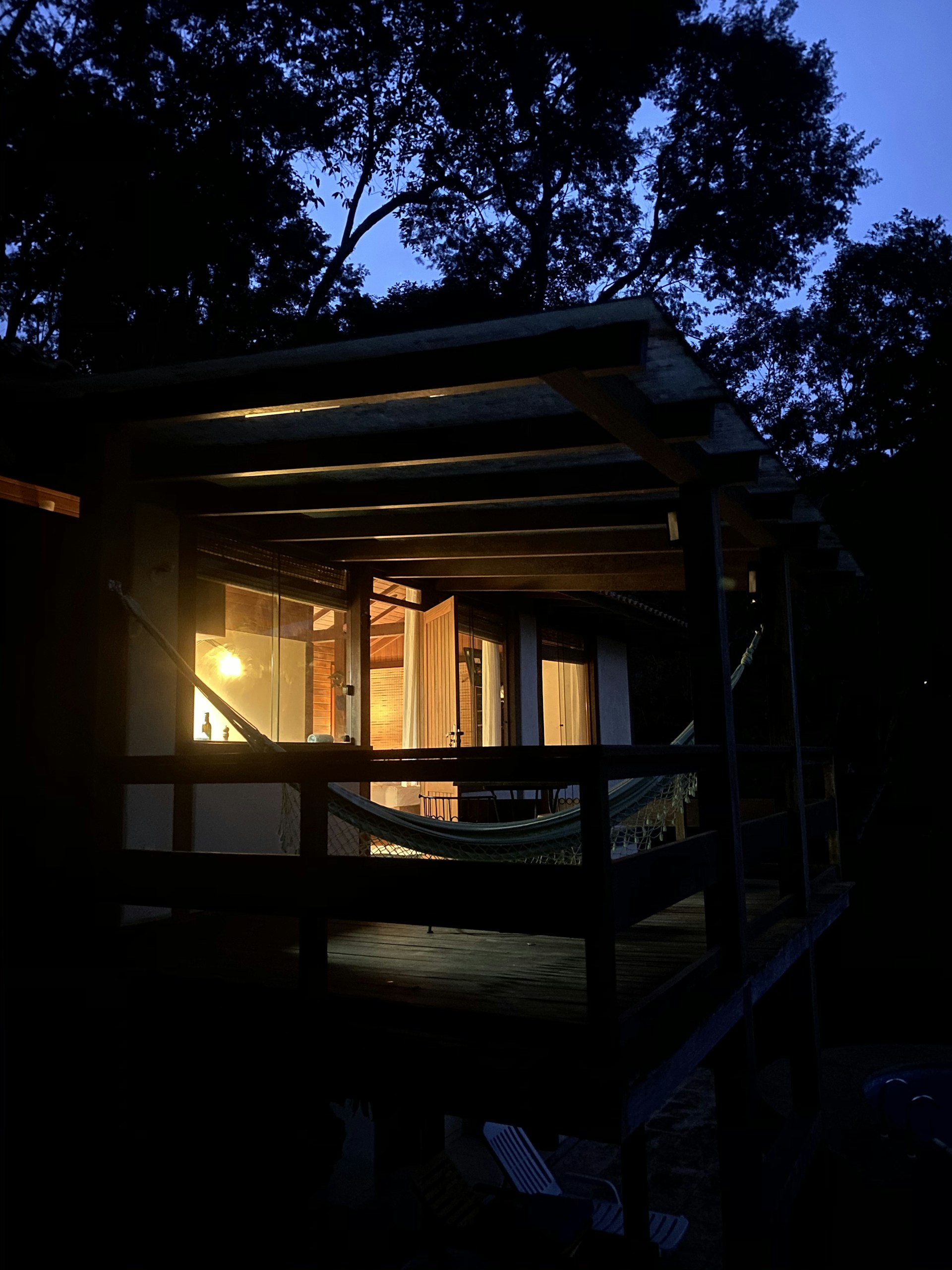 gray computer monitor