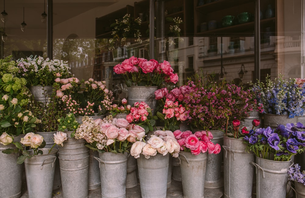 灰色のスチールバケツのピンクの花