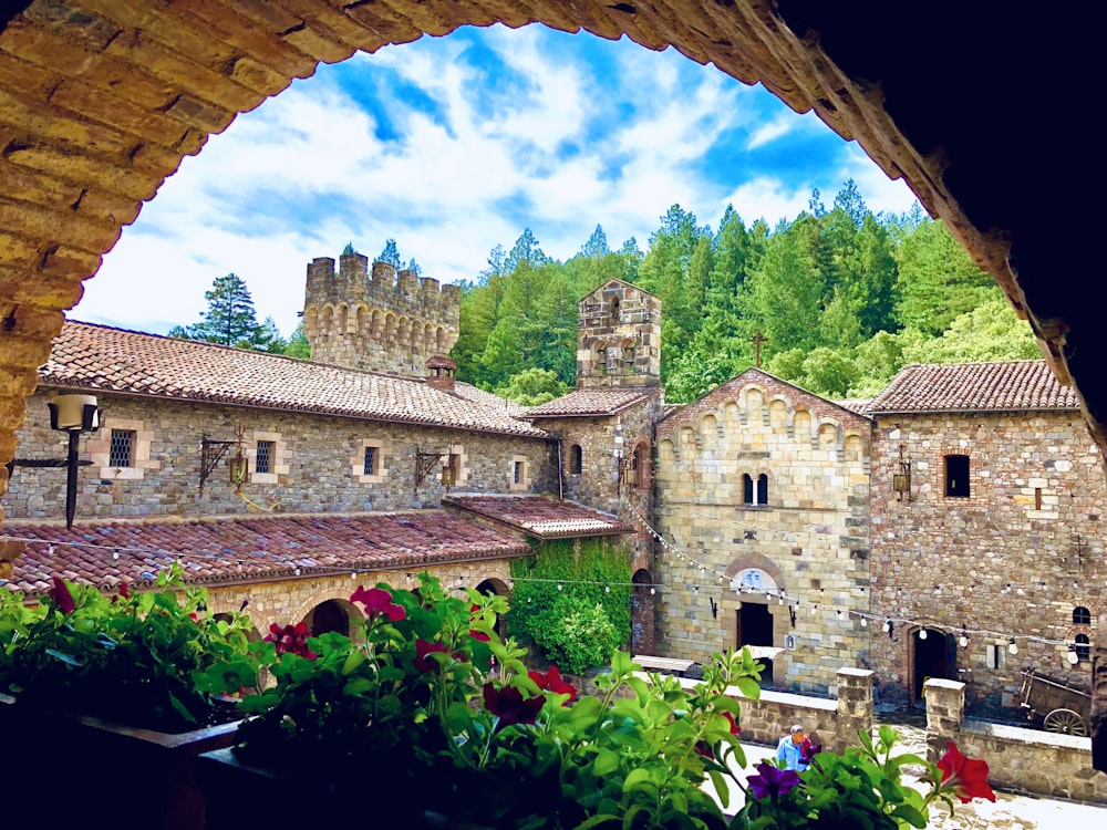 edificio in mattoni marroni sotto il cielo blu durante il giorno