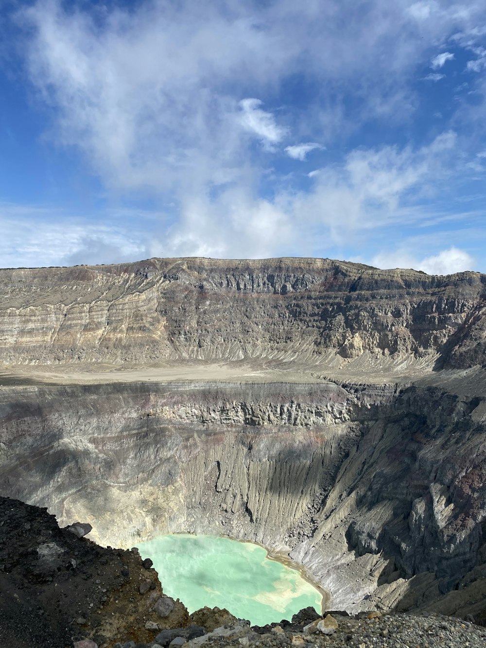 Montaña rocosa marrón bajo el cielo azul durante el día