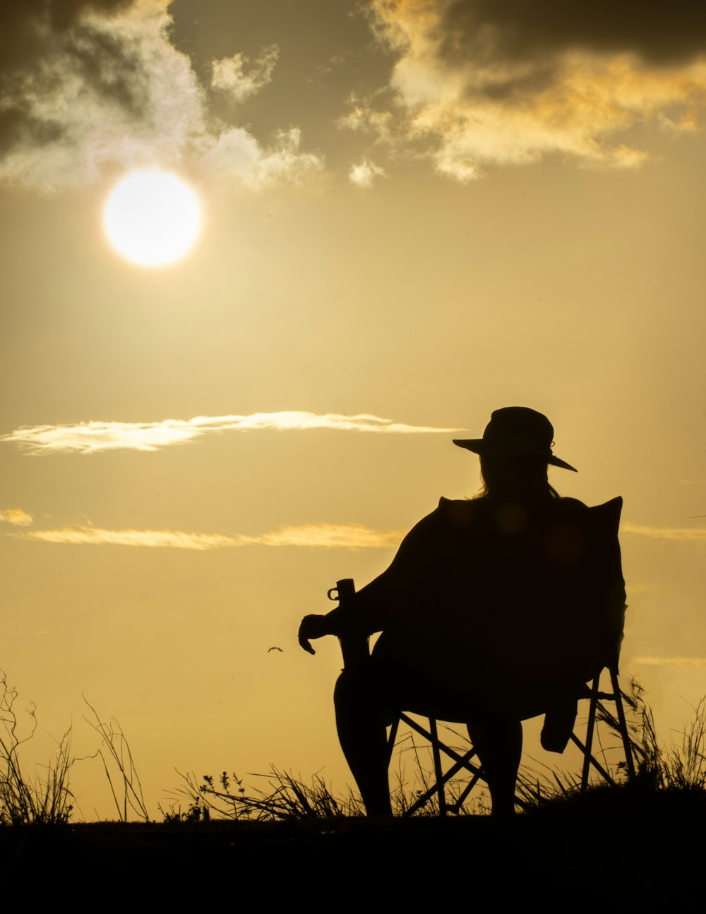 Silhouette eines Mannes, der bei Sonnenuntergang Fahrrad fährt