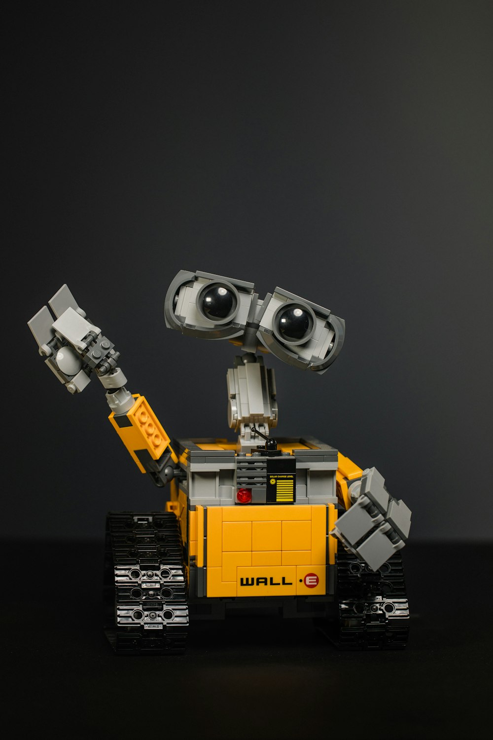 brinquedo robô amarelo e cinza
