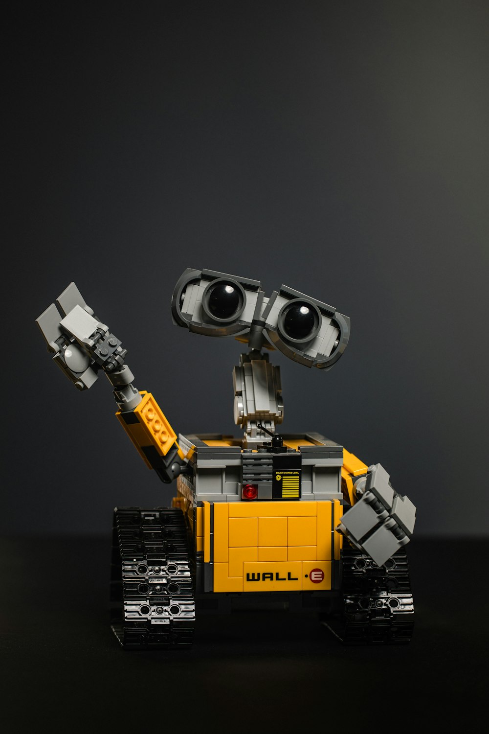 Juguete robot amarillo y negro
