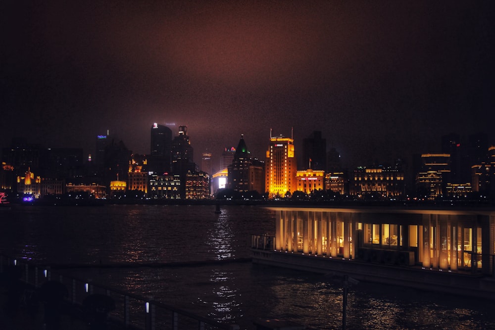 Skyline de la ville pendant la nuit