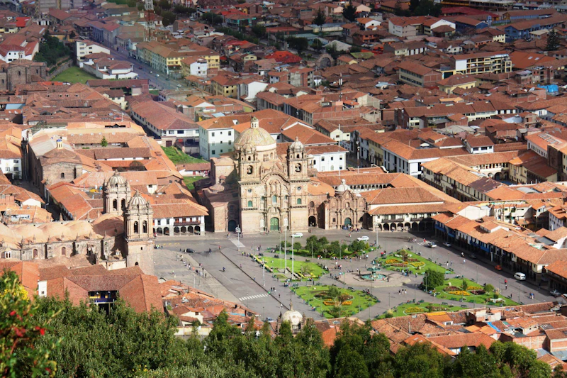 Vista do alto de Cusco, com a Plaza de Armas e os telhados de barro