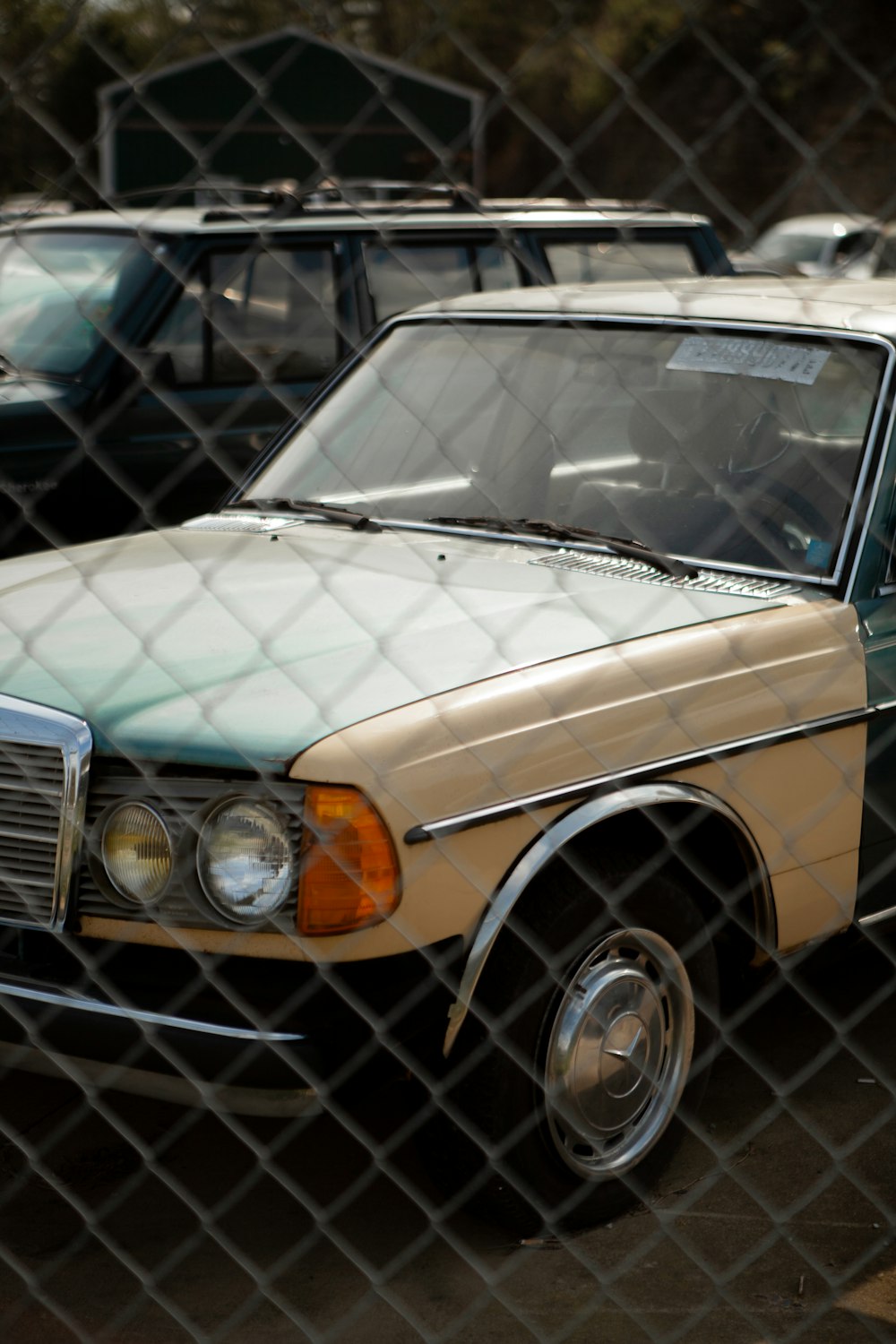 Auto Mercedes Benz bianca in un parcheggio