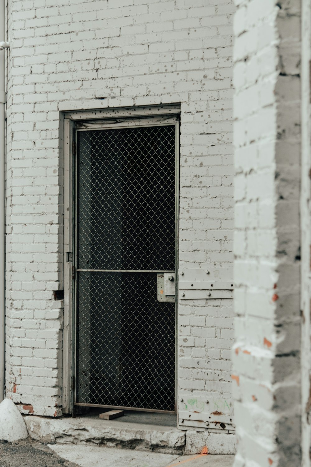 porta de madeira cinzenta com alavanca de metal preta