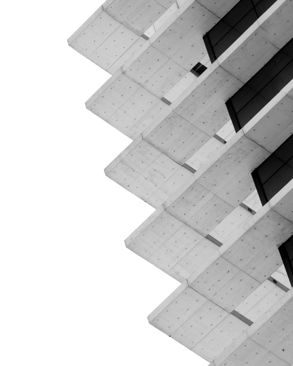 Edificio de hormigón blanco y negro
