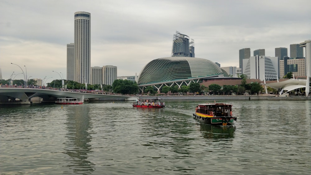 Barco amarillo en el agua cerca de los edificios de la ciudad durante el día