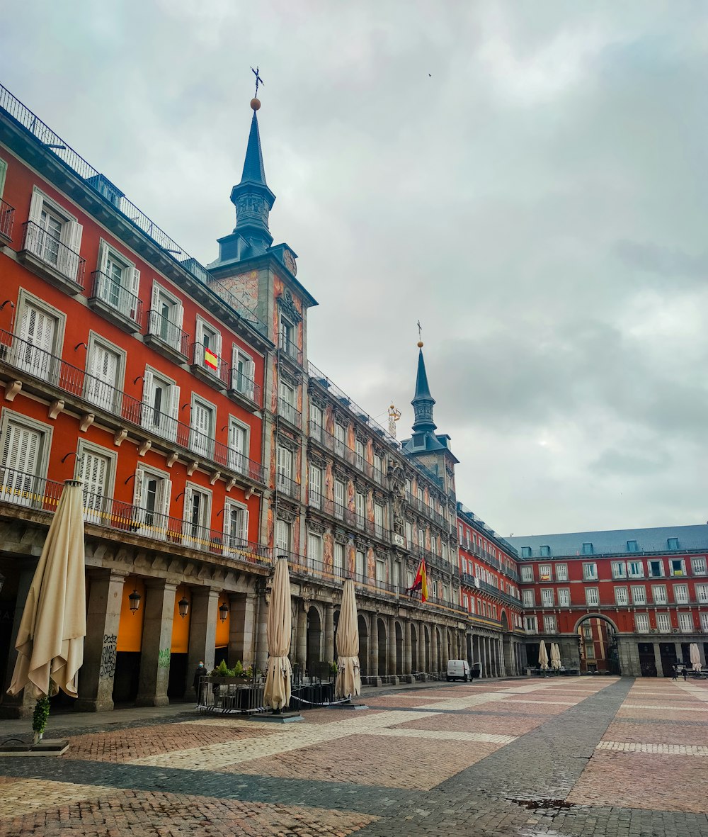 Edificio de hormigón marrón y negro bajo nubes blancas durante el día