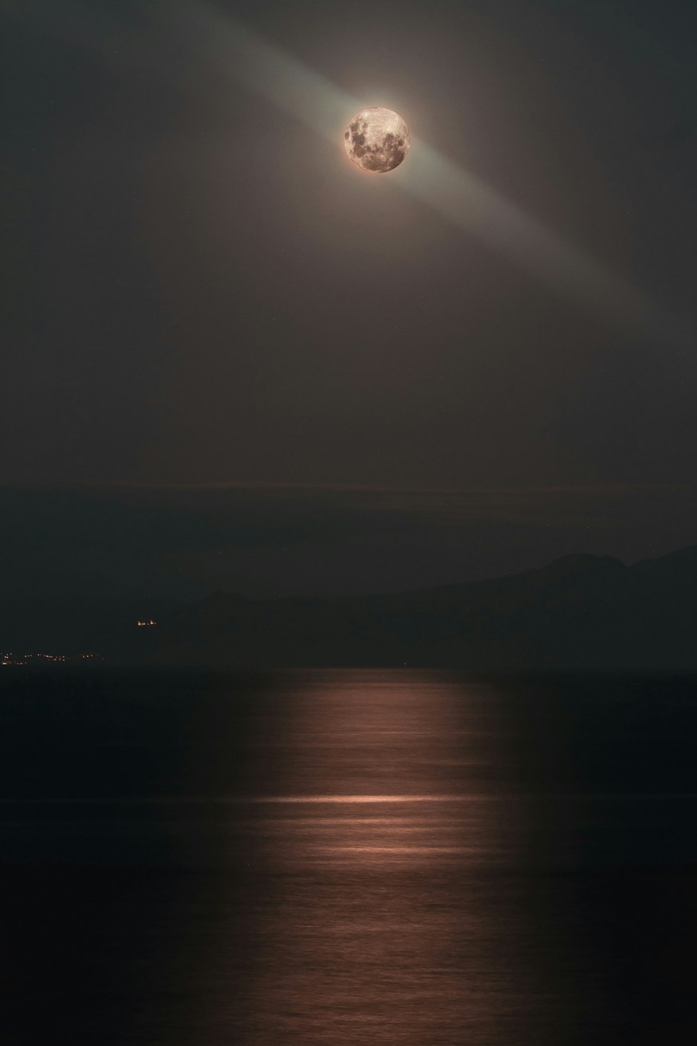 cuerpo de agua durante la noche