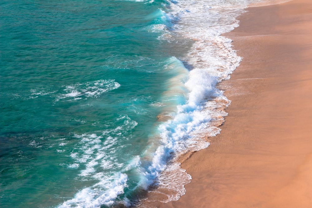 日中の海岸の波の空中写真