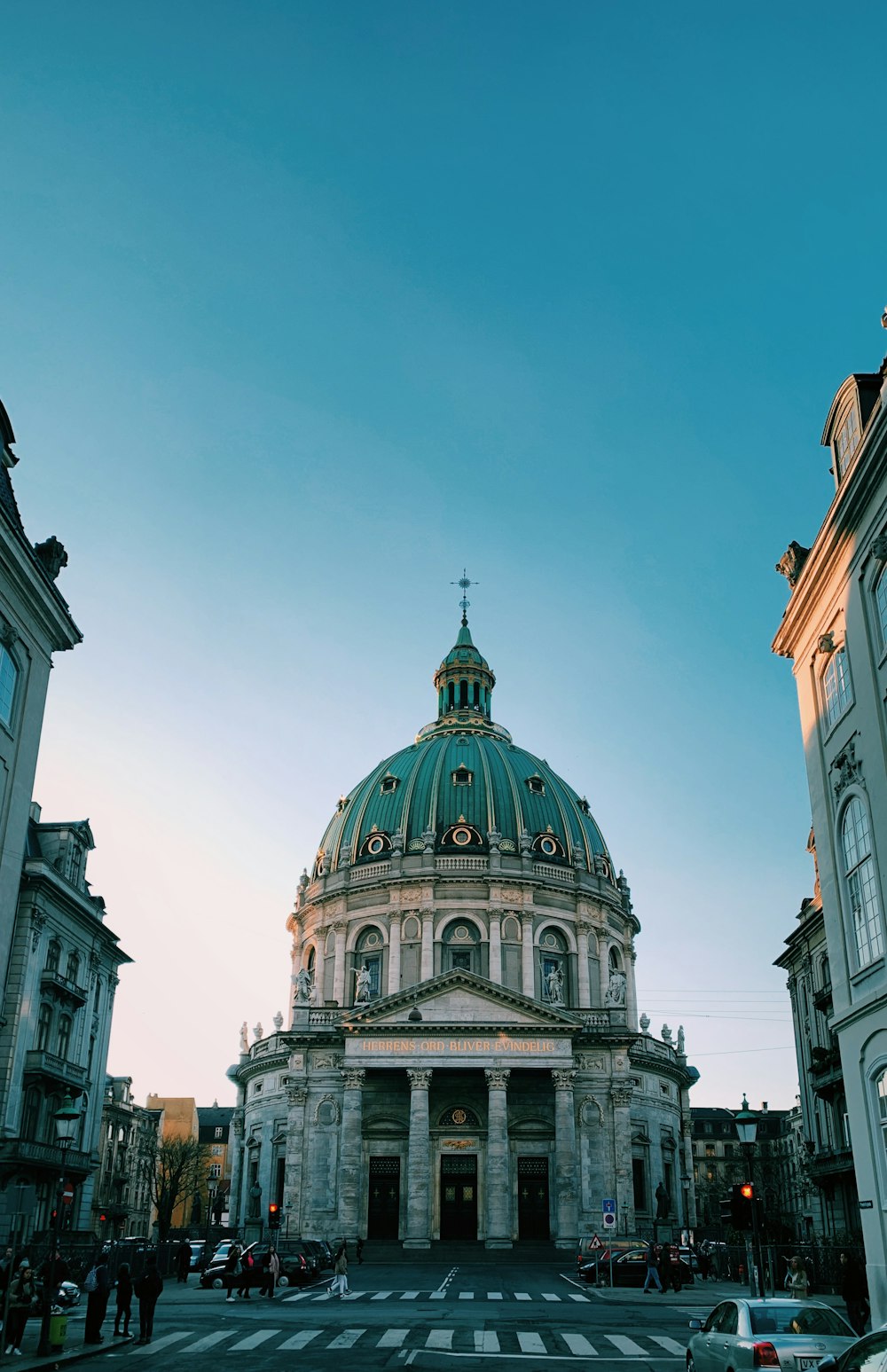 Edificio a cupola bianca e verde