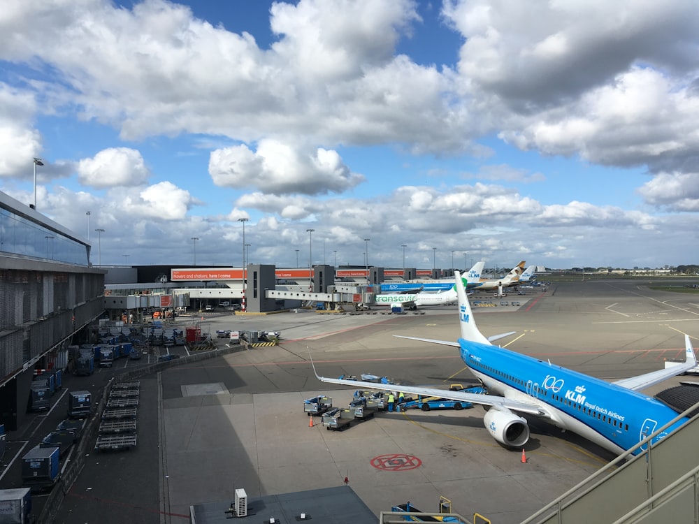 aeroplano blu e bianco sull'aeroporto durante il giorno