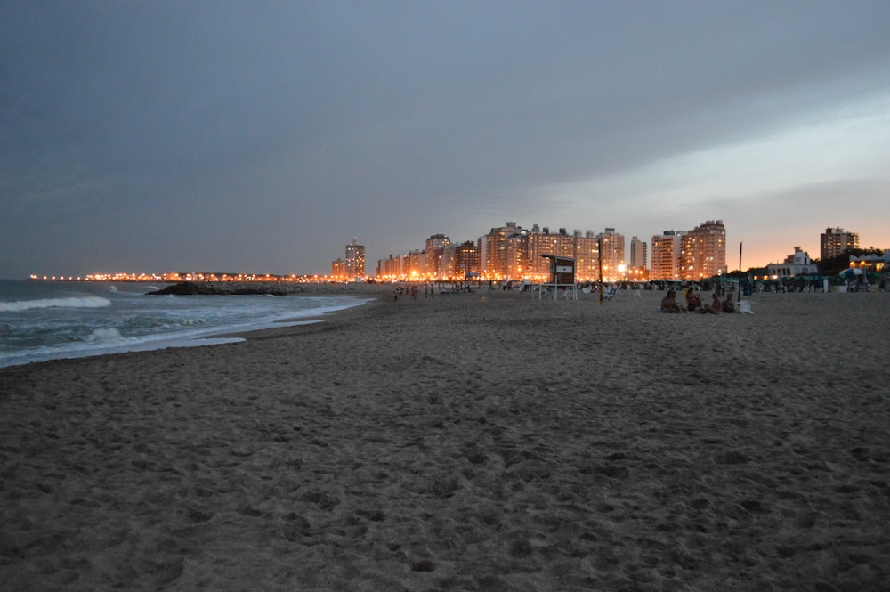 horizonte da cidade através do corpo de água durante a noite