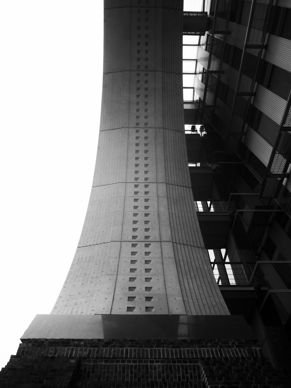 高層ビルのグレースケール写真