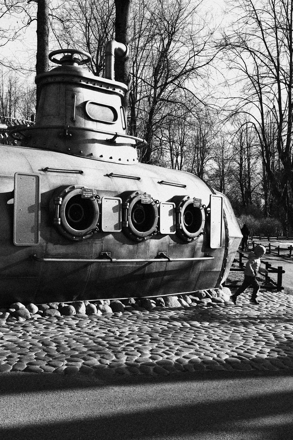 Photo en niveaux de gris d’un train sur une route ferroviaire