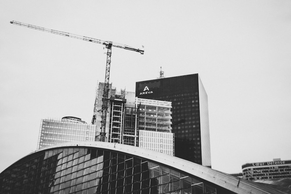 Foto en escala de grises de un edificio de gran altura