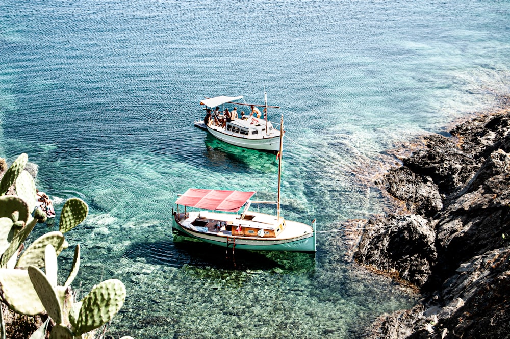 bateau blanc et rouge sur la mer pendant la journée