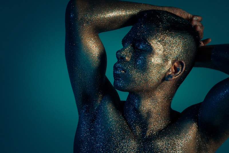 Homme androgyne torse nu