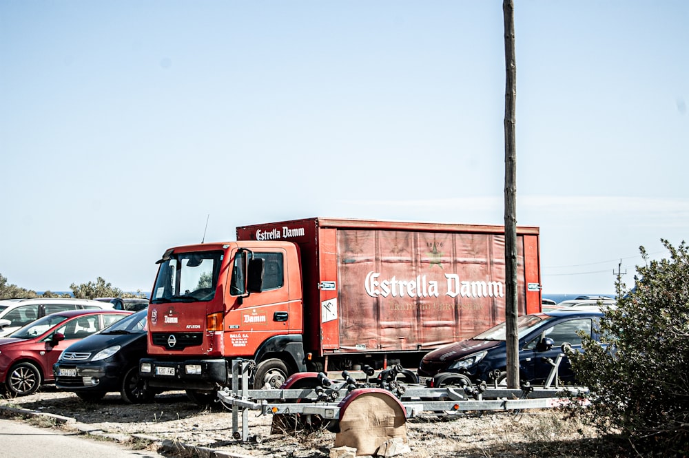 camion rosso su sabbia grigia durante il giorno