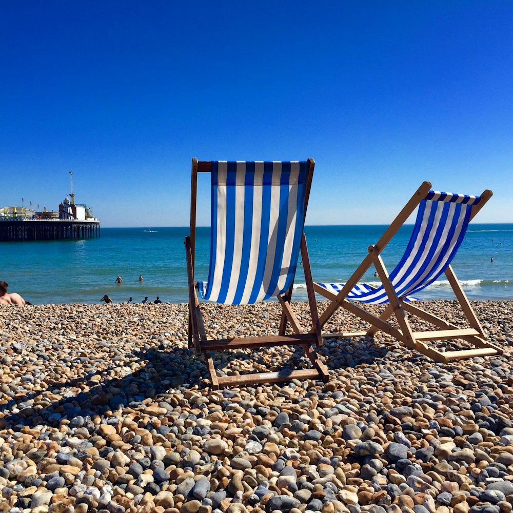 sedia di legno marrone sulla spiaggia durante il giorno